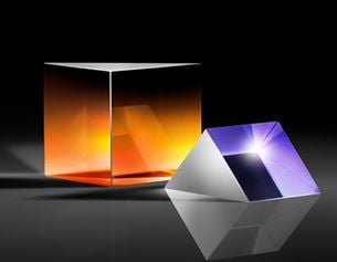 Rechtwinklige λ/20-Prismen für Nd:YAG-Laserlinien aus UV-Quarzglas
